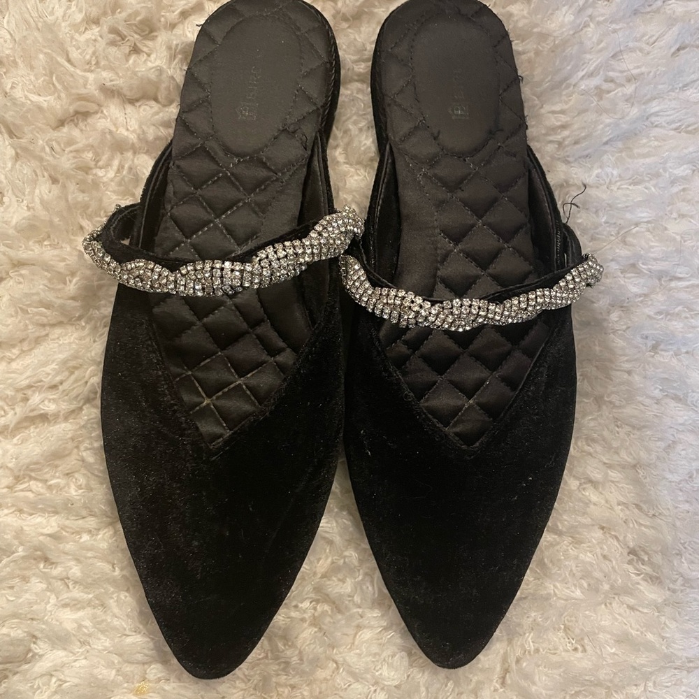 Size 7 great condition- small section of rhinestones need to be resewn or glued